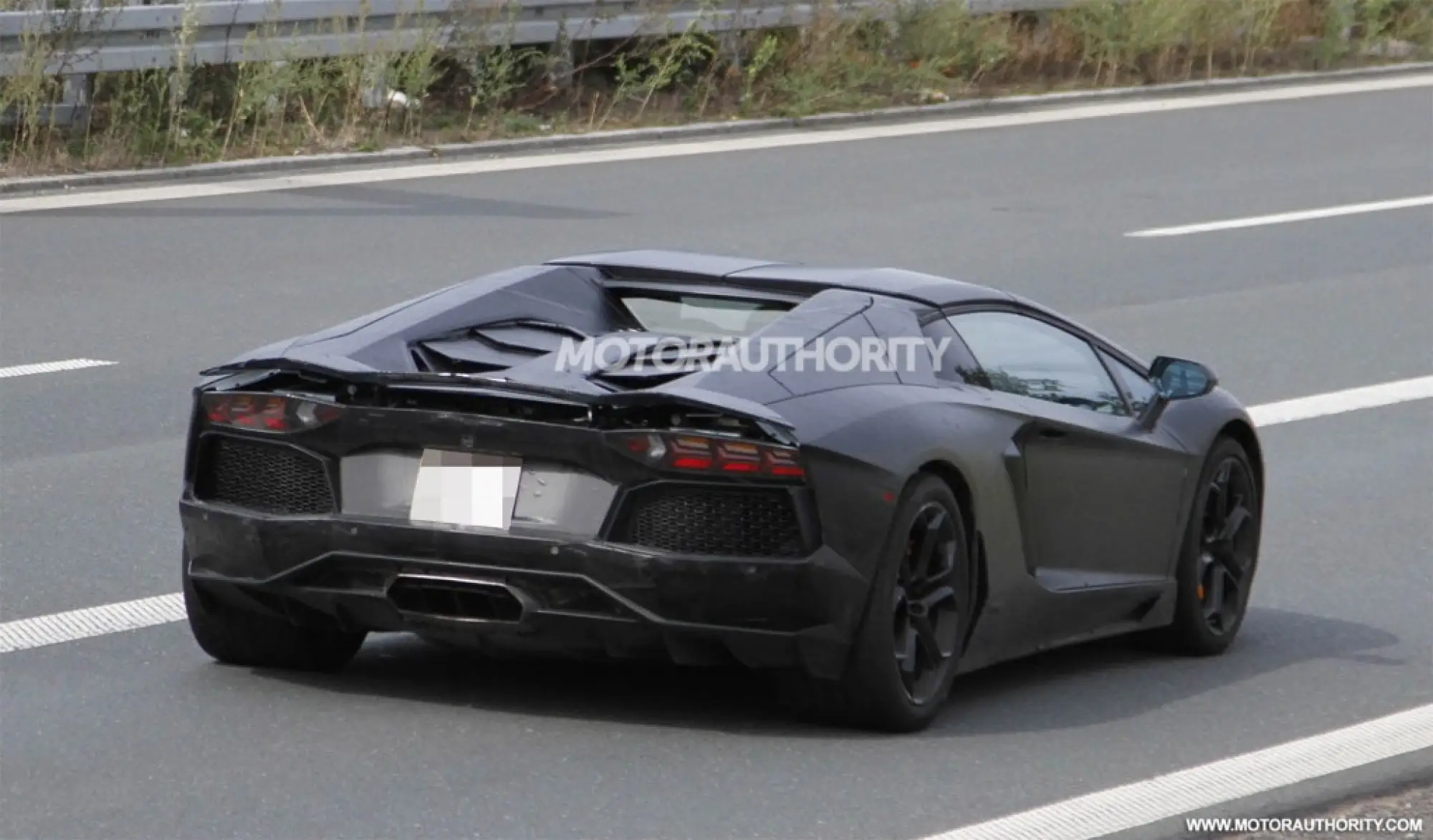 Lamborghini Aventador Roadster foto spia - 4