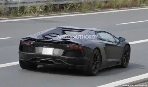 Lamborghini Aventador Roadster foto spia - 4