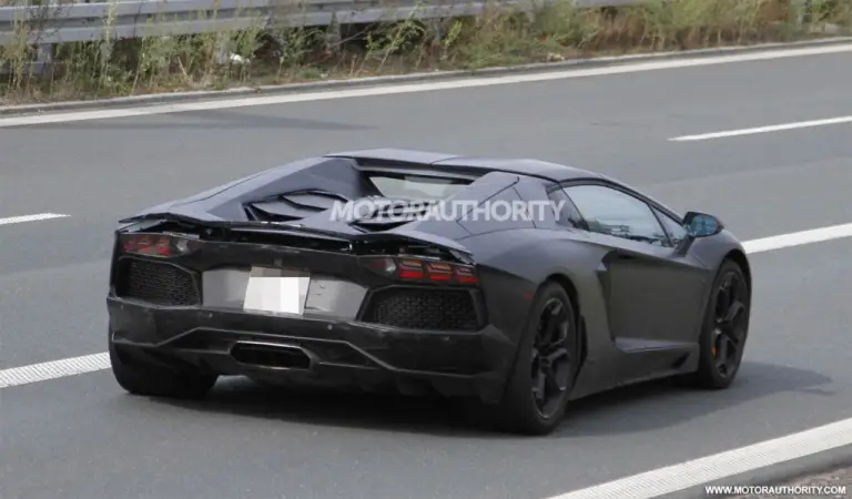 Lamborghini Aventador Roadster foto spia - 4