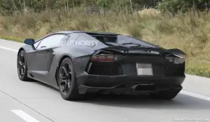 Lamborghini Aventador Roadster foto spia - 5
