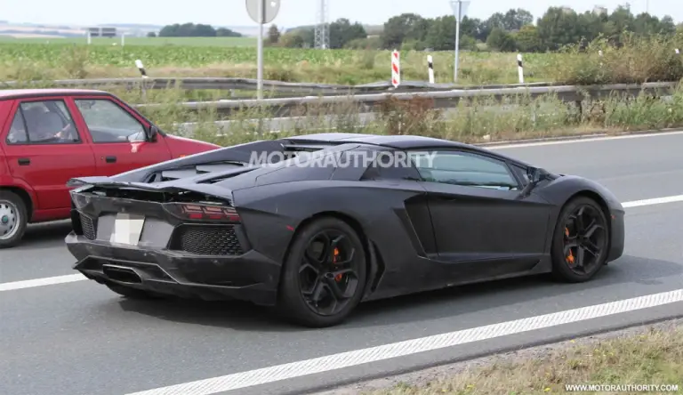 Lamborghini Aventador Roadster foto spia - 6