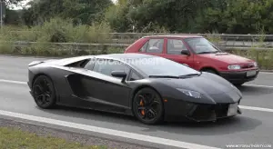 Lamborghini Aventador Roadster foto spia - 7