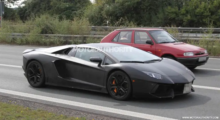 Lamborghini Aventador Roadster foto spia - 7