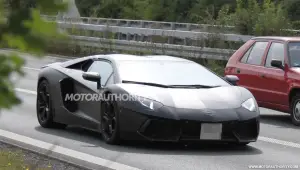 Lamborghini Aventador Roadster foto spia - 8