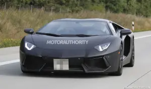 Lamborghini Aventador Roadster foto spia - 10