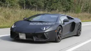 Lamborghini Aventador Roadster foto spia - 11