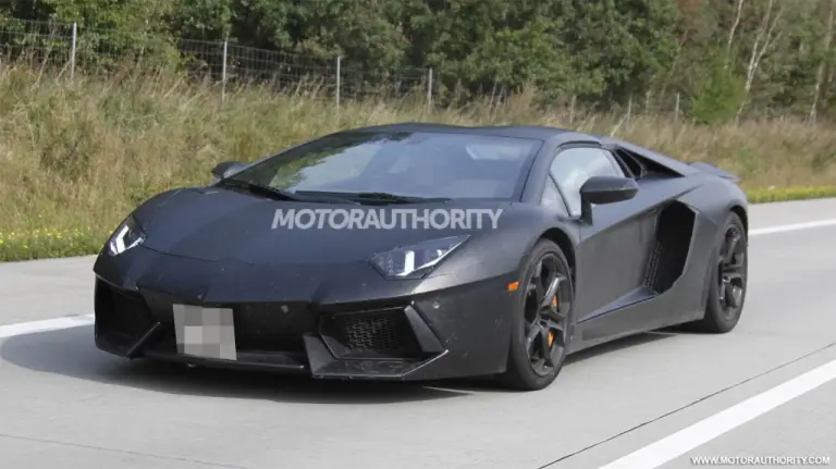 Lamborghini Aventador Roadster foto spia - 11