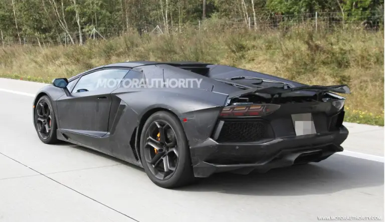 Lamborghini Aventador Roadster foto spia - 12