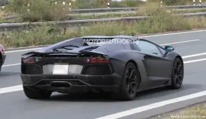 Lamborghini Aventador Roadster foto spia - 13