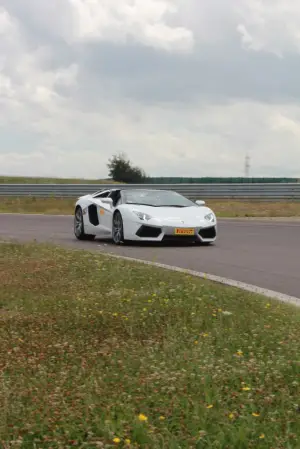 Lamborghini Aventador Roadster - Prova su strada e in pista 2014