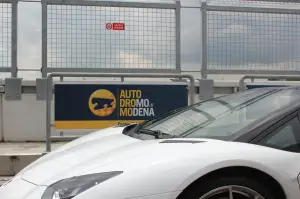 Lamborghini Aventador Roadster - Prova su strada e in pista 2014