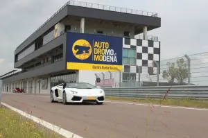 Lamborghini Aventador Roadster - Prova su strada e in pista 2014