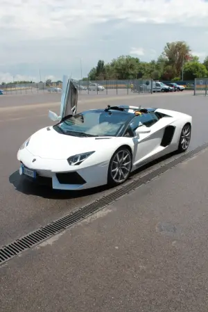 Lamborghini Aventador Roadster - Prova su strada e in pista 2014