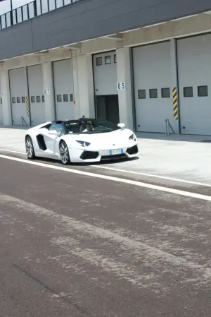 Lamborghini Aventador Roadster - Prova su strada e in pista 2014