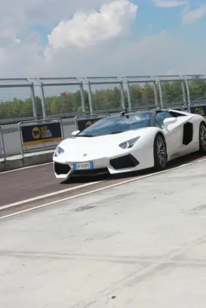 Lamborghini Aventador Roadster - Prova su strada e in pista 2014