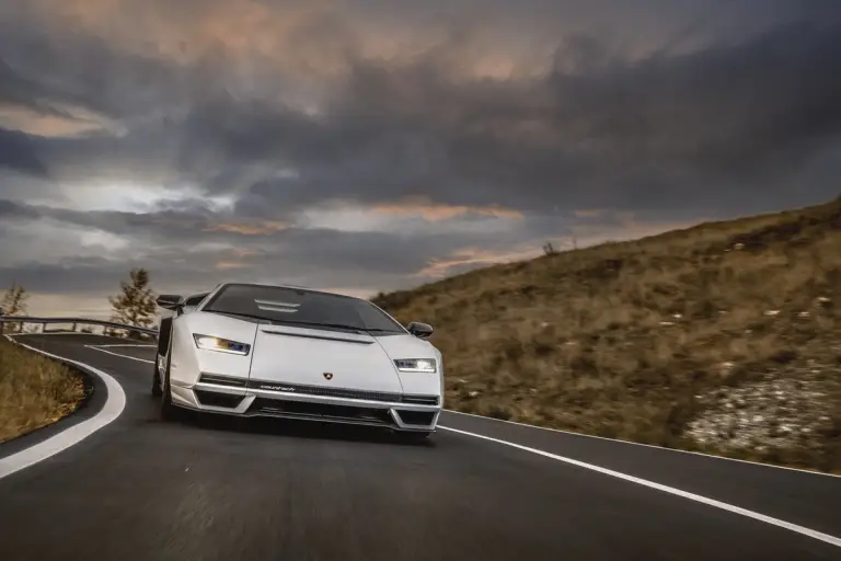 Lamborghini Countach LPI 800-4 - Foto strada pubblica - 7