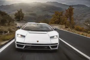 Lamborghini Countach LPI 800-4 - Foto strada pubblica