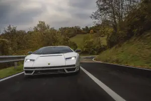 Lamborghini Countach LPI 800-4 - Foto strada pubblica