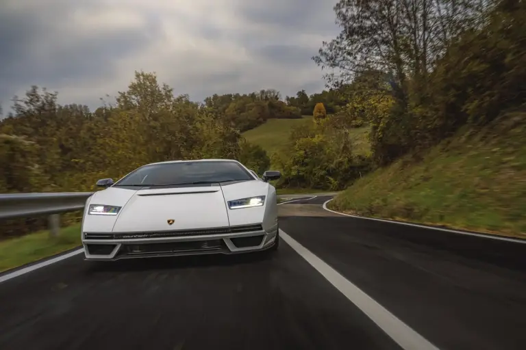 Lamborghini Countach LPI 800-4 - Foto strada pubblica - 13