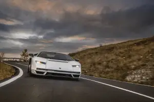 Lamborghini Countach LPI 800-4 - Foto strada pubblica