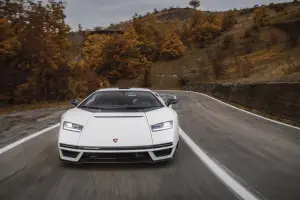 Lamborghini Countach LPI 800-4 - Foto strada pubblica - 1