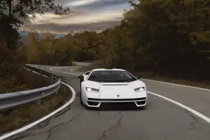 Lamborghini Countach LPI 800-4 - Foto strada pubblica