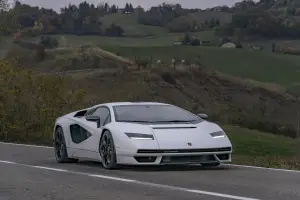 Lamborghini Countach LPI 800-4 - Foto strada pubblica