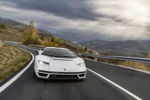 Lamborghini Countach LPI 800-4 - Foto strada pubblica - 3