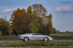 Lamborghini Countach LPI 800-4 - Foto strada pubblica