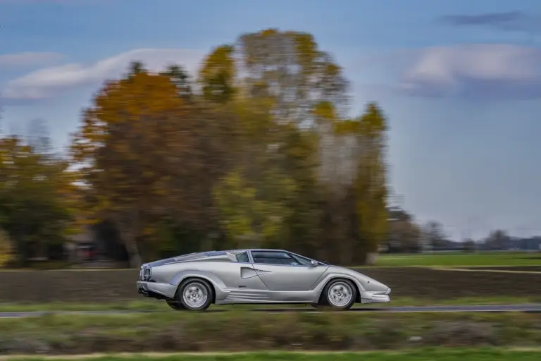 Lamborghini Countach LPI 800-4 - Foto strada pubblica - 36