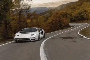 Lamborghini Countach LPI 800-4 - Foto strada pubblica