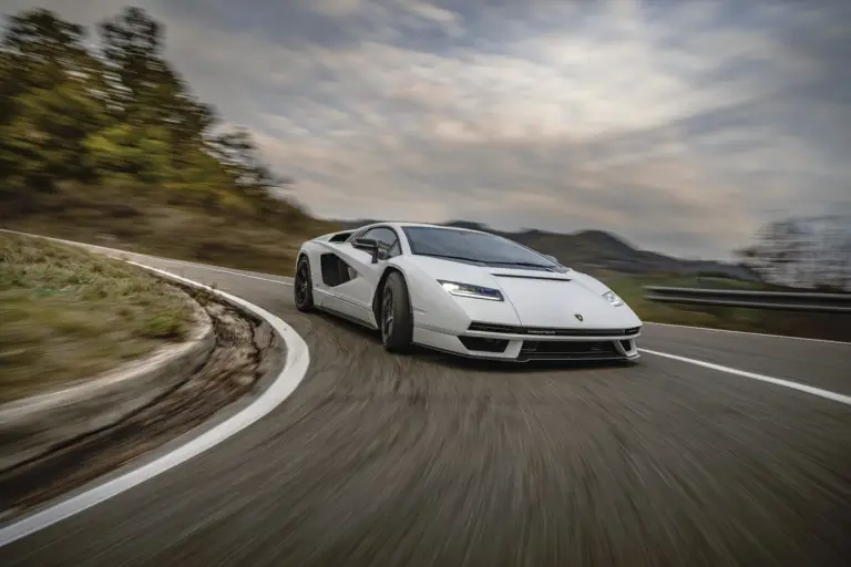 Lamborghini Countach LPI 800-4 - Foto strada pubblica - 10