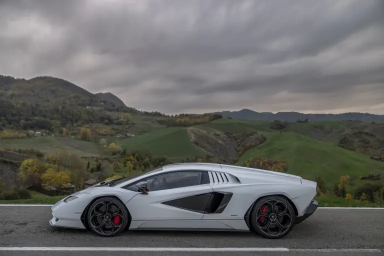 Lamborghini Countach LPI 800-4 - Foto strada pubblica - 55