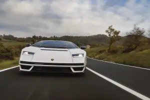 Lamborghini Countach LPI 800-4 - Foto strada pubblica