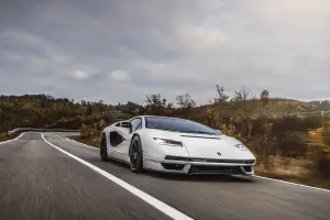 Lamborghini Countach LPI 800-4 - Foto strada pubblica