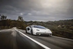 Lamborghini Countach LPI 800-4 - Foto strada pubblica