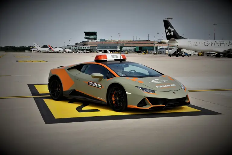 Lamborghini Huracan Evo Follow Me - Aeroporto di Bologna - 7