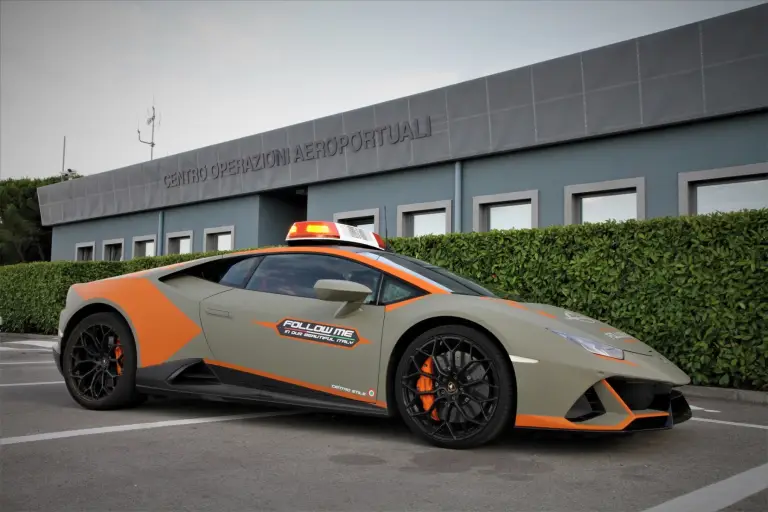 Lamborghini Huracan Evo Follow Me - Aeroporto di Bologna - 11