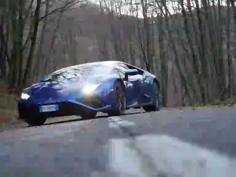 Lamborghini Huracan Evo RWD - Prova su Strada  - 15