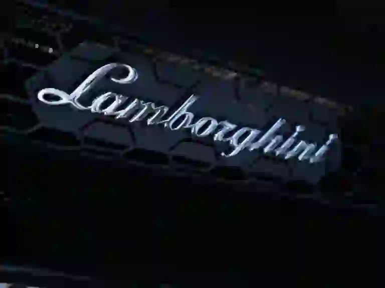 Lamborghini Huracan Evo RWD - Prova su Strada  - 21