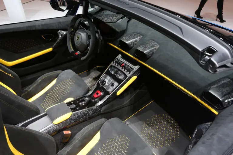 Lamborghini Huracan Performante Spyder (foto live) - Salone di Ginevra 2018 - 9