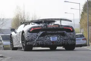 Lamborghini Huracan Performante Spyder - Foto spia 04-04-2017