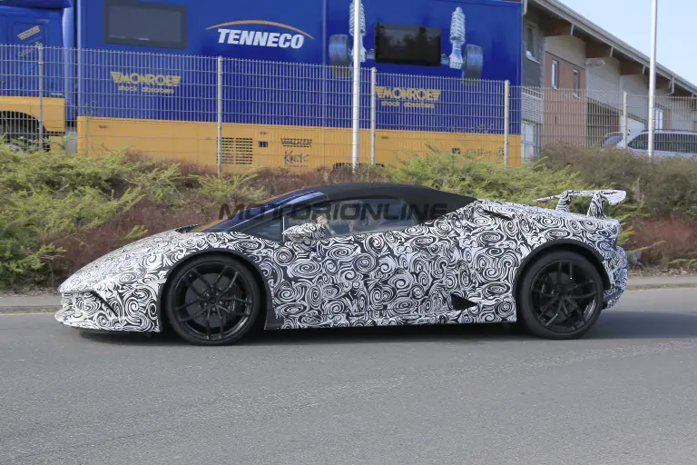 Lamborghini Huracan Performante Spyder - Foto spia 04-04-2017 - 5