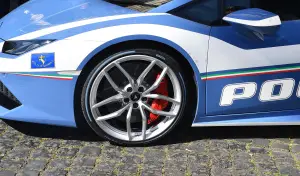 Lamborghini Huracan Polizia con Pirelli P Zero Color Edition - 1