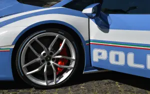 Lamborghini Huracan Polizia con Pirelli P Zero Color Edition