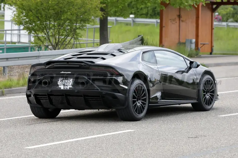 Lamborghini Huracan Sterrato - Foto Spia 13-05-2022 - 5