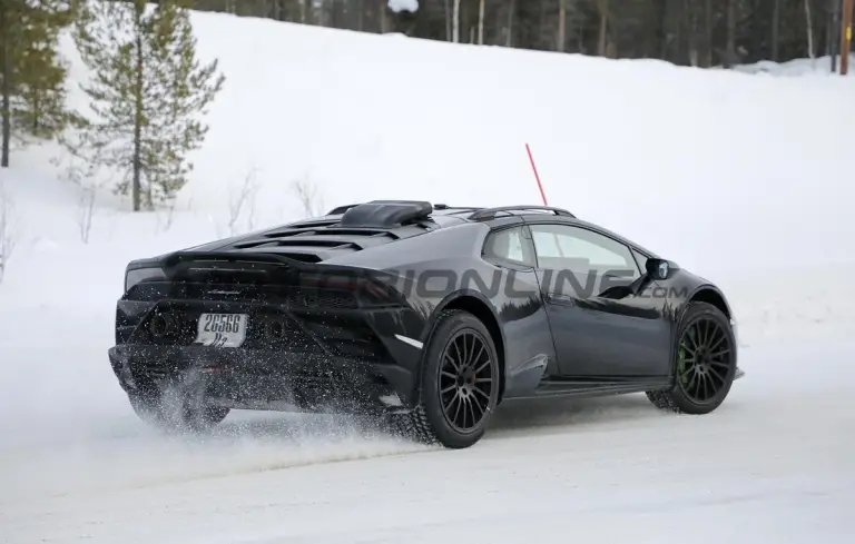 Lamborghini Huracan Sterrato - Foto spia 19-01-2022 - 5