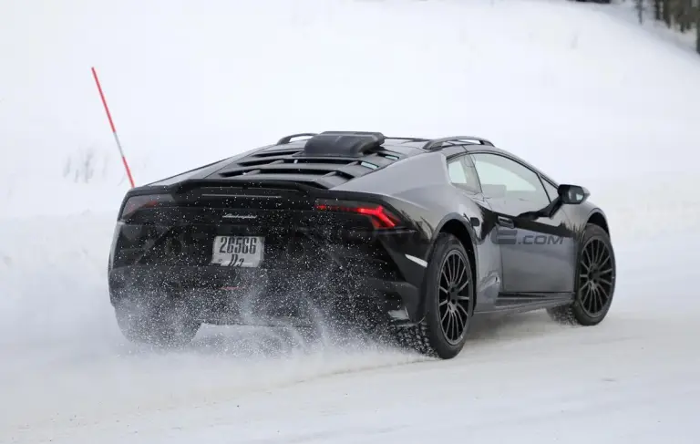 Lamborghini Huracan Sterrato - Foto spia 19-01-2022 - 12