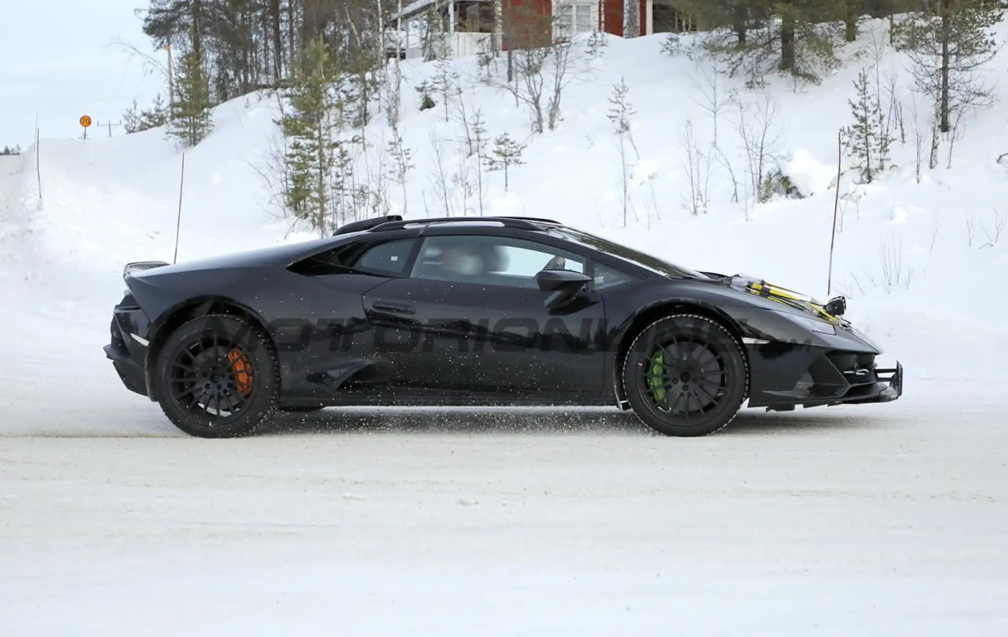 Lamborghini Huracan Sterrato - Foto spia 19-01-2022 - 3