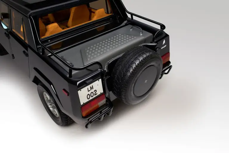 Lamborghini LM002 - 1